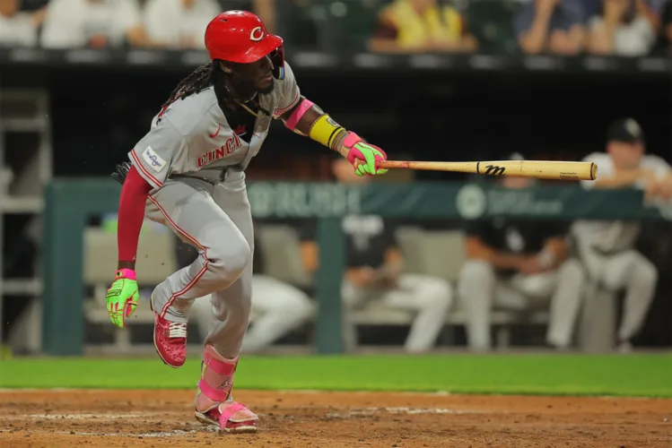 Reds rally late, beat White Sox in 10th to spoil pope hat giveaway night
